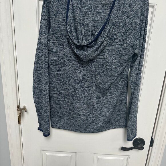 Under Armour All Season Gear,  size Medium - Picture 3 of 4